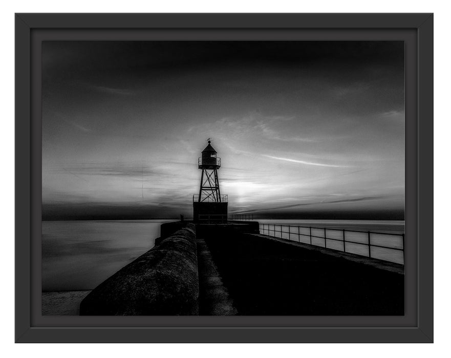 Pixxprint Leuchtturm am Steg bei Sonnenuntergang, Monochrome, im Schwebe-Effekt Bilderrahmen