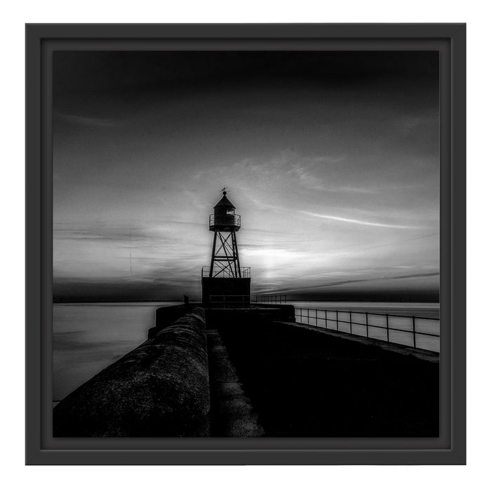 Pixxprint Leuchtturm am Steg bei Sonnenuntergang, Monochrome, im Schwebe-Effekt Bilderrahmen Black Friday Preise