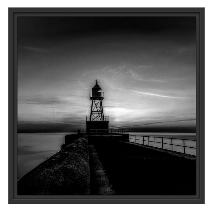 Pixxprint Leuchtturm am Steg bei Sonnenuntergang, Monochrome, im Schwebe-Effekt Bilderrahmen Black Friday Preise