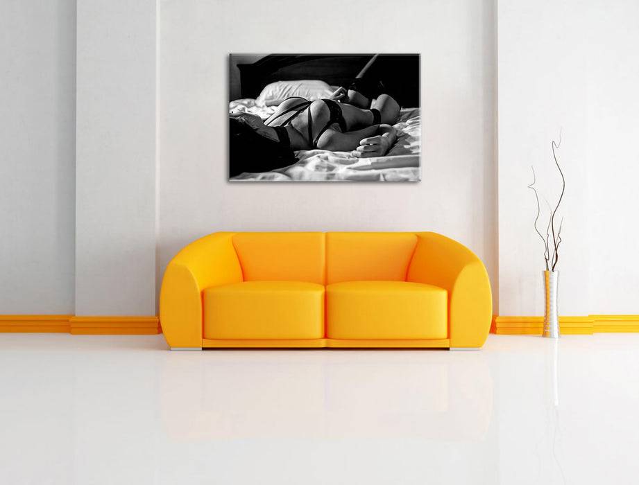 Pixxprint Frau in erotischen Dessous auf Bett, Monochrome, Leinwandbild Zeitbegrenzte Promotion