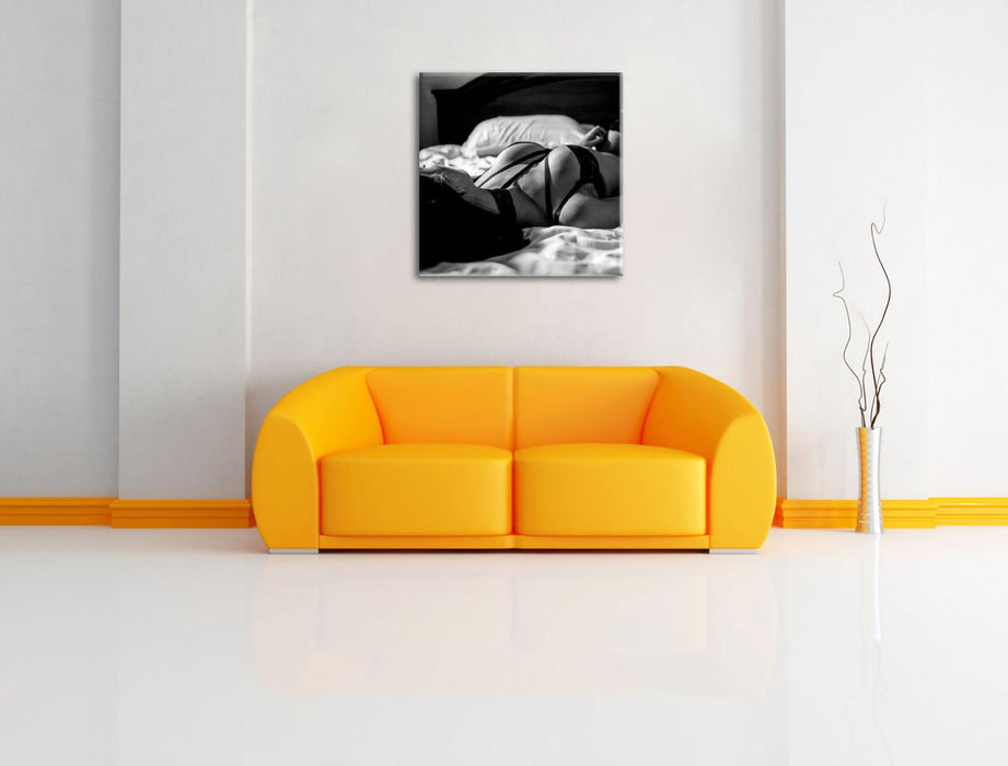 Pixxprint Frau in erotischen Dessous auf Bett, Monochrome, Leinwandbild Zeitbegrenzte Promotion