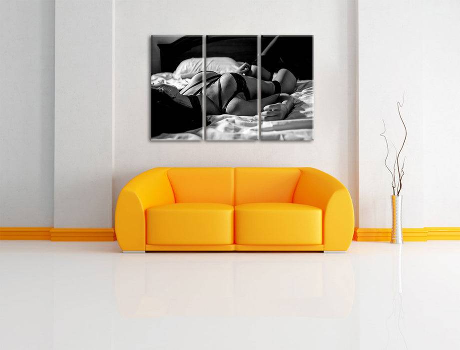 Pixxprint Frau in erotischen Dessous auf Bett, Monochrome, Leinwandbild Zeitbegrenzte Promotion