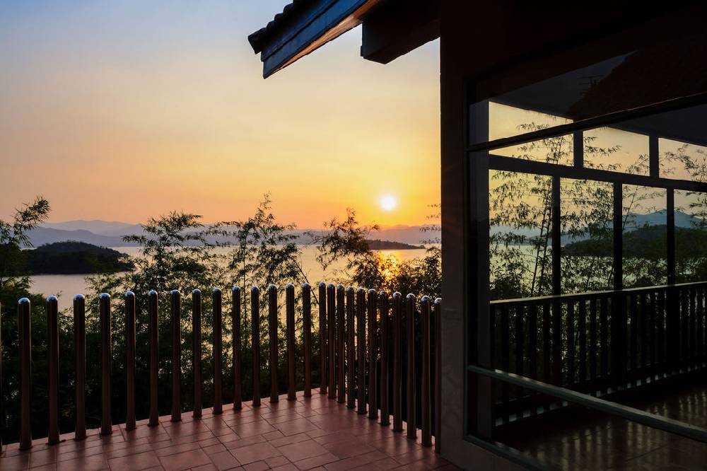 Pixxprint Haus am See bei Sonnenuntergang, Glasbild Cyber Monday