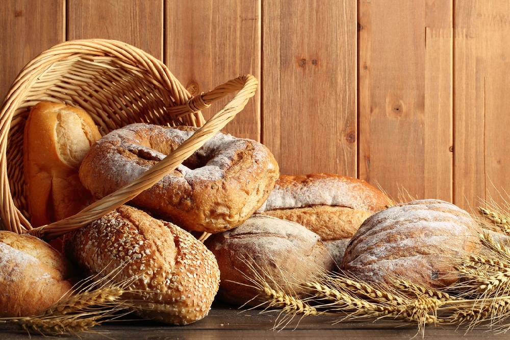 Pixxprint Korb mit leckerem frischen Brot, Glasbild Osterangebot