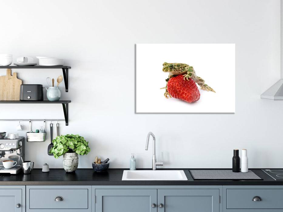 Pixxprint Kleiner Frosch sitzt auf Erdbeere, Glasbild Blitzangebot