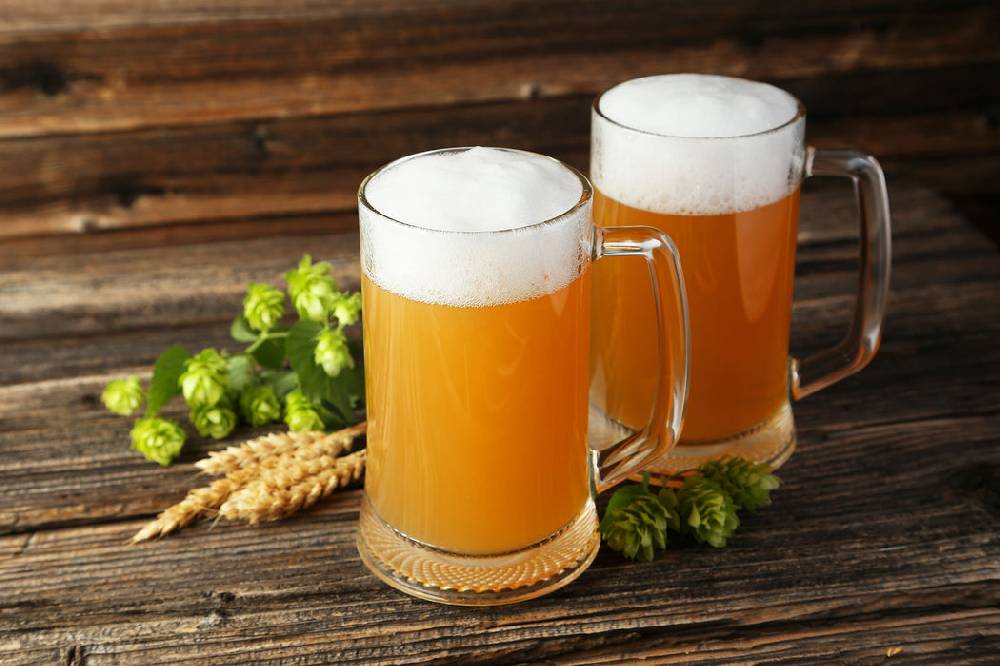 Pixxprint Köstliches Bier mit Hopfenblüten, Glasbild Große Rabatte