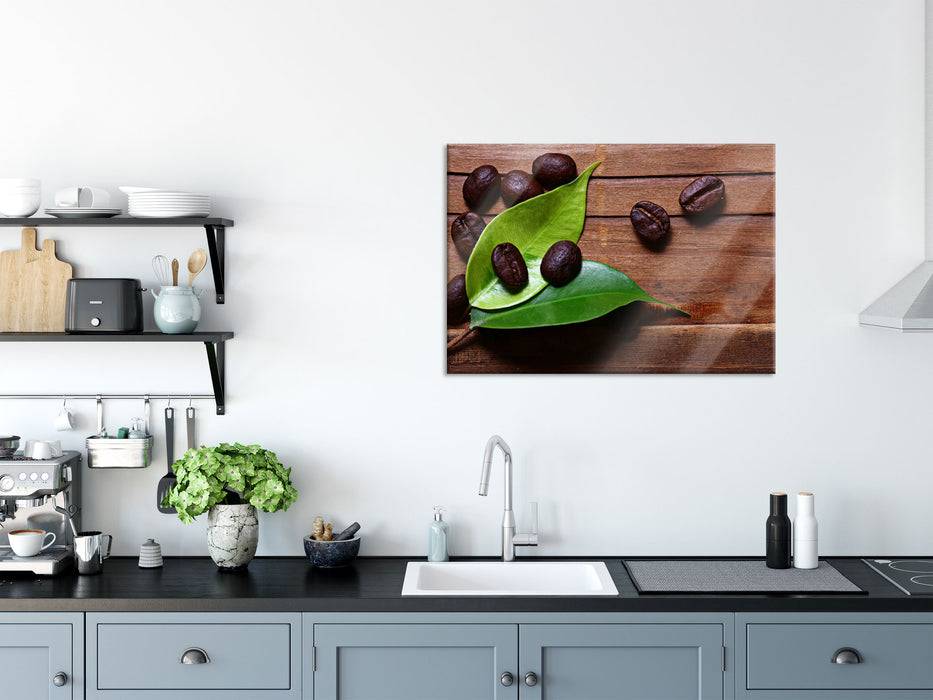 Pixxprint Kaffeebohnen auf Blättern, Glasbild Fabrikladen