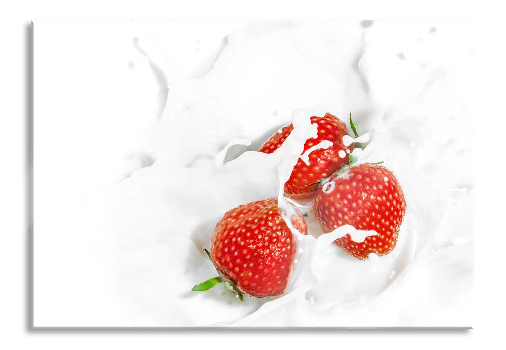 Pixxprint Leckere Erdbeeren in Milch, Glasbild Auslauf