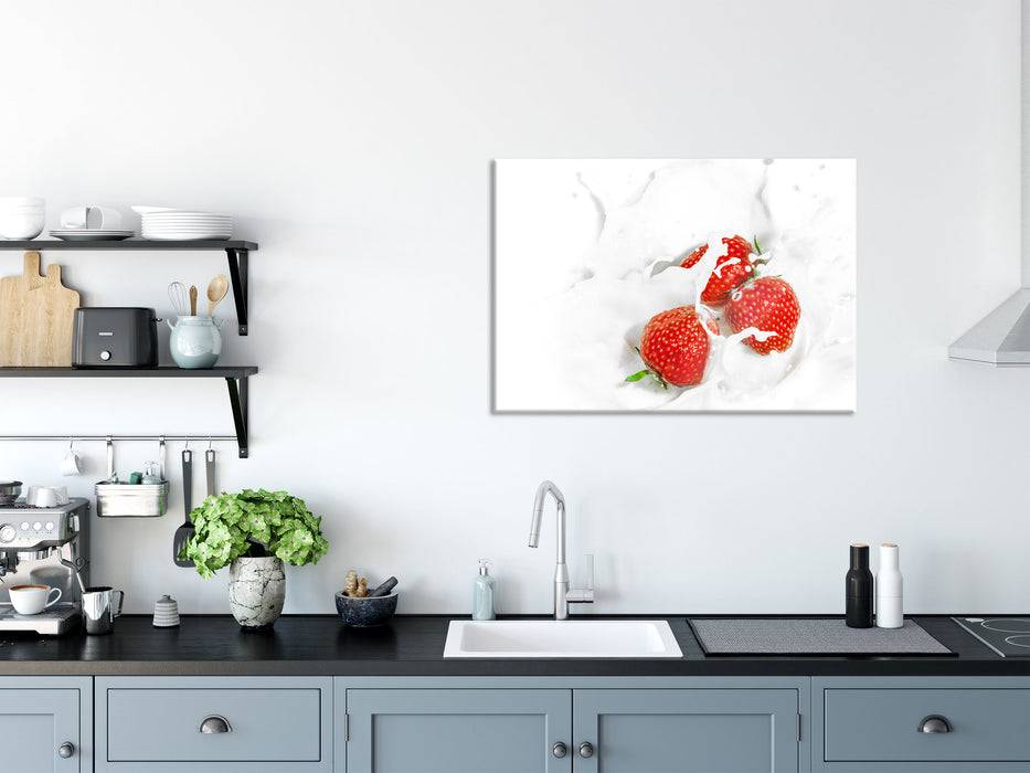 Pixxprint Leckere Erdbeeren in Milch, Glasbild Auslauf