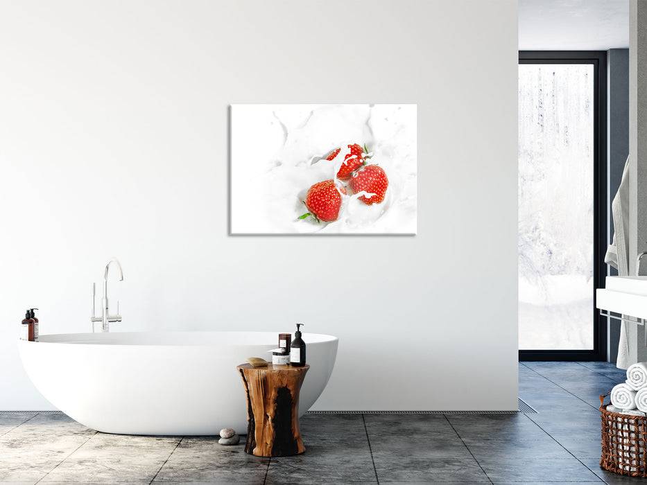 Pixxprint Leckere Erdbeeren in Milch, Glasbild Auslauf