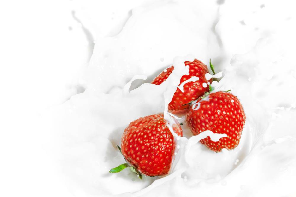 Pixxprint Leckere Erdbeeren in Milch, Glasbild Auslauf