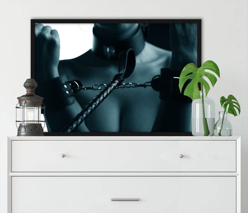 Pixxprint Frau in Handschellen, Poster mit Bilderrahmen Fabrik Onlineshop