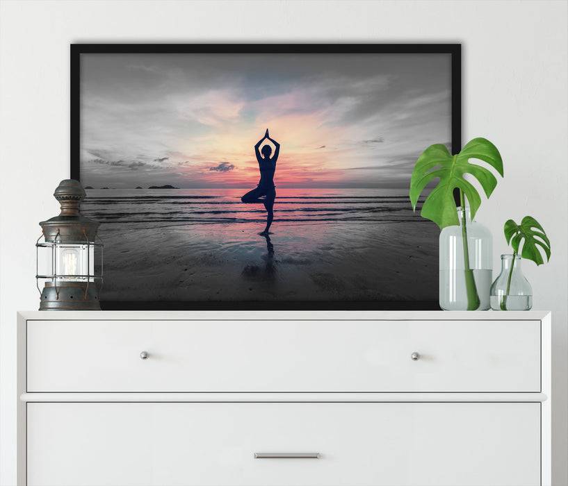 Pixxprint Yoga am Strand, Poster mit Bilderrahmen Großer Ausverkauf