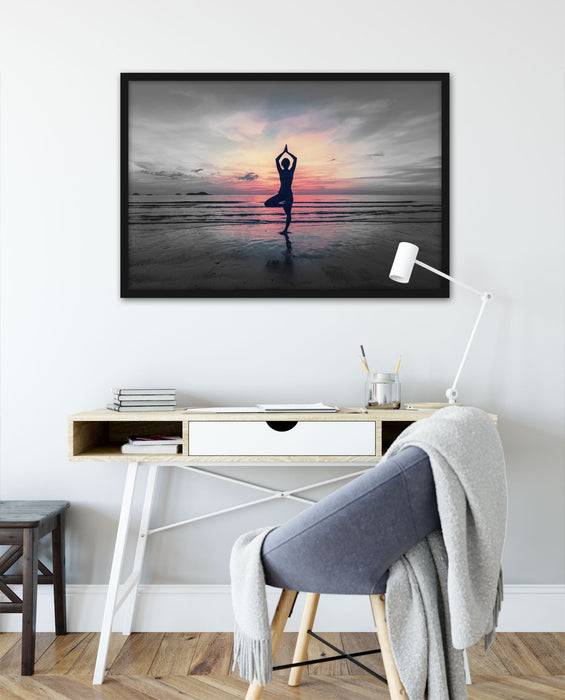 Pixxprint Yoga am Strand, Poster mit Bilderrahmen Großer Ausverkauf