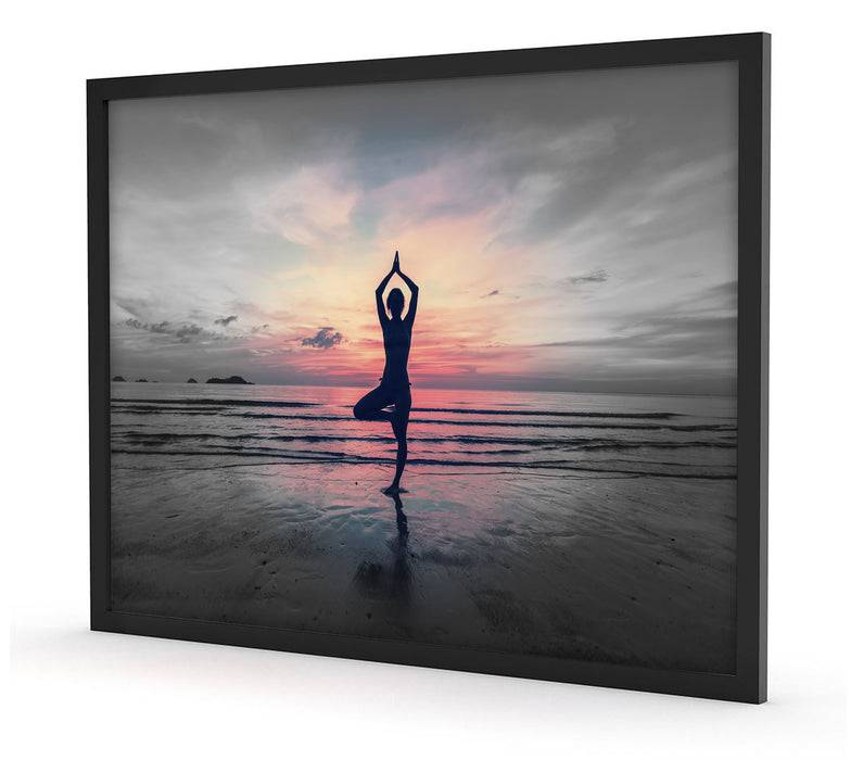 Pixxprint Yoga am Strand, Poster mit Bilderrahmen Großer Ausverkauf