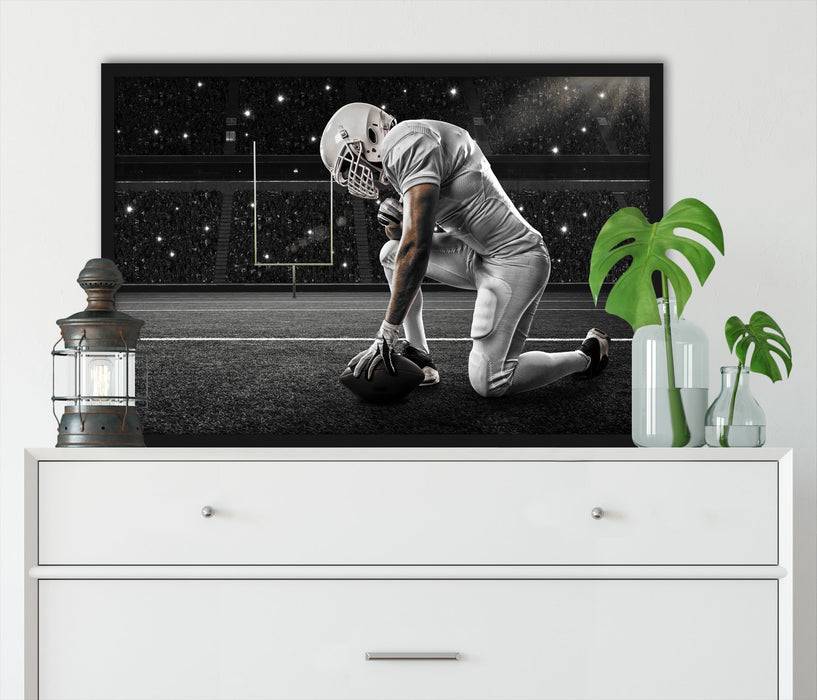 Pixxprint knieender Football-Spieler, Poster mit Bilderrahmen Black Friday