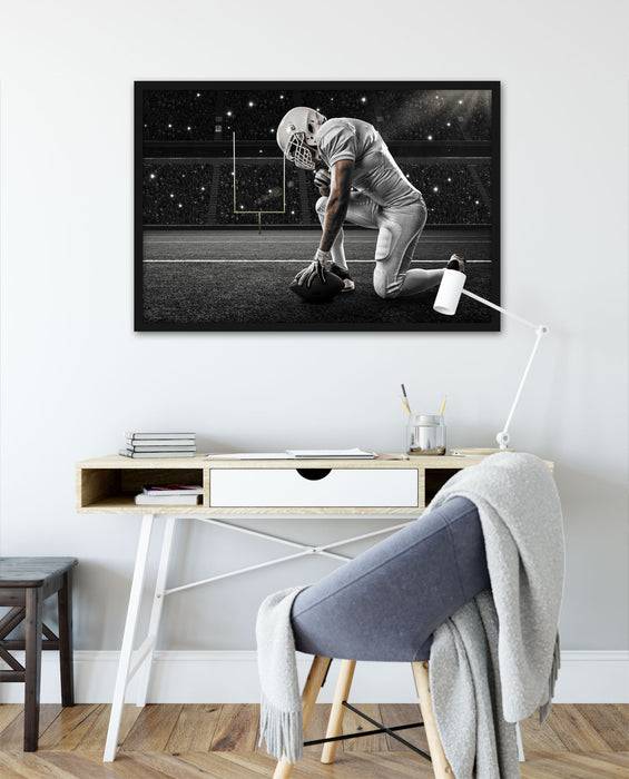Pixxprint knieender Football-Spieler, Poster mit Bilderrahmen Black Friday