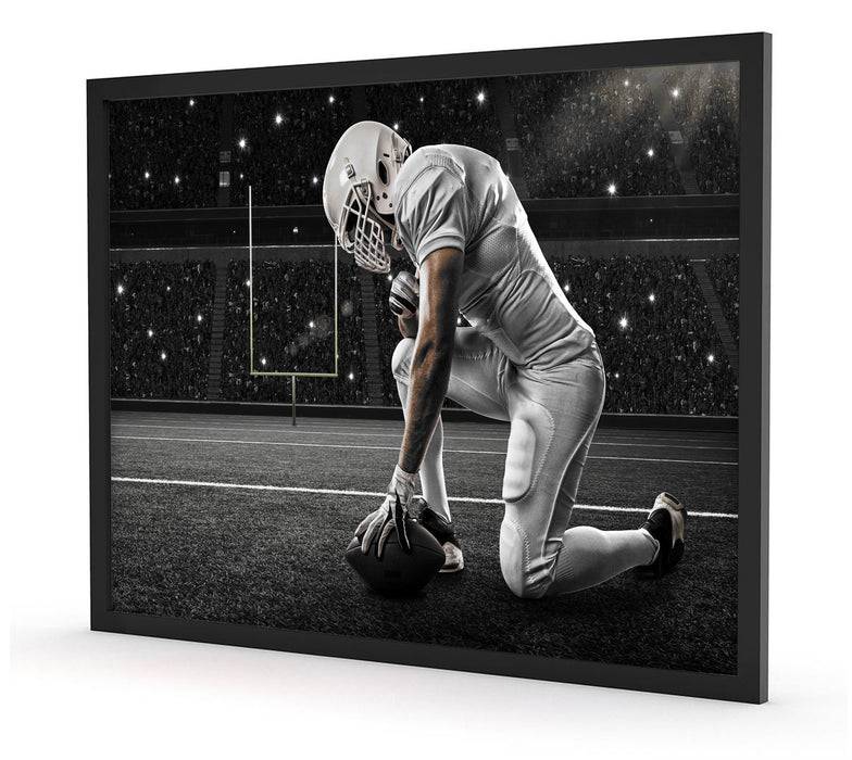 Pixxprint knieender Football-Spieler, Poster mit Bilderrahmen Black Friday