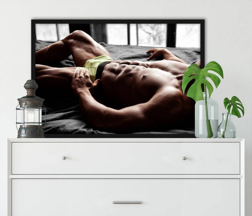 Pixxprint Muskulöser Mann im Bett, Poster mit Bilderrahmen Tiefpreis