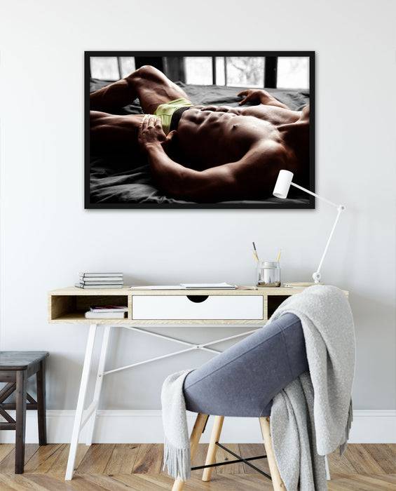 Pixxprint Muskulöser Mann im Bett, Poster mit Bilderrahmen Tiefpreis