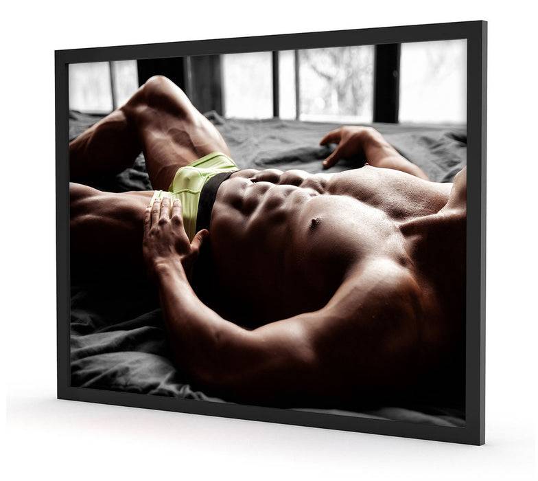 Pixxprint Muskulöser Mann im Bett, Poster mit Bilderrahmen Tiefpreis
