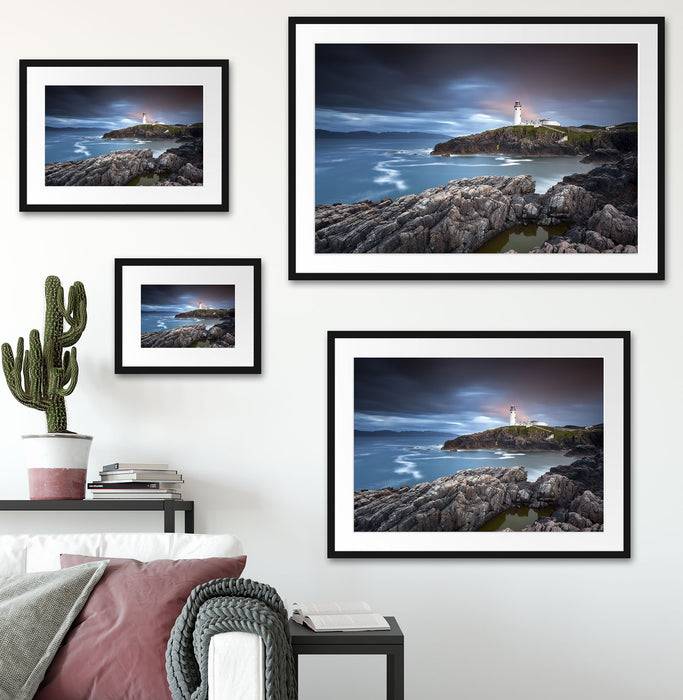 Pixxprint Leuchtturm im Meer, im Galerie-Passepartout Bilderrahmen Exklusive Angebote