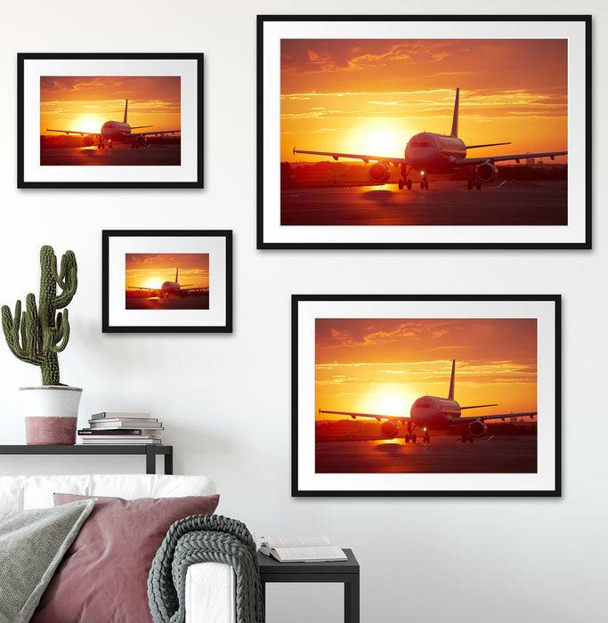 Pixxprint Flugzeug im Sonnenuntergang, im Galerie-Passepartout Bilderrahmen Begrenzte Freigabe