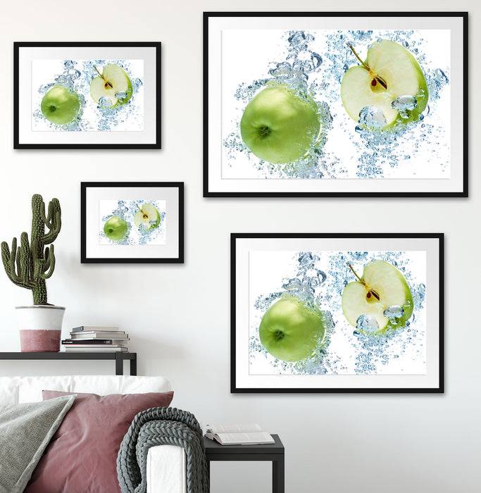 Pixxprint Frische Apfelscheiben im Wasser, im Galerie-Passepartout Bilderrahmen Begrenzt auf 3 Tage