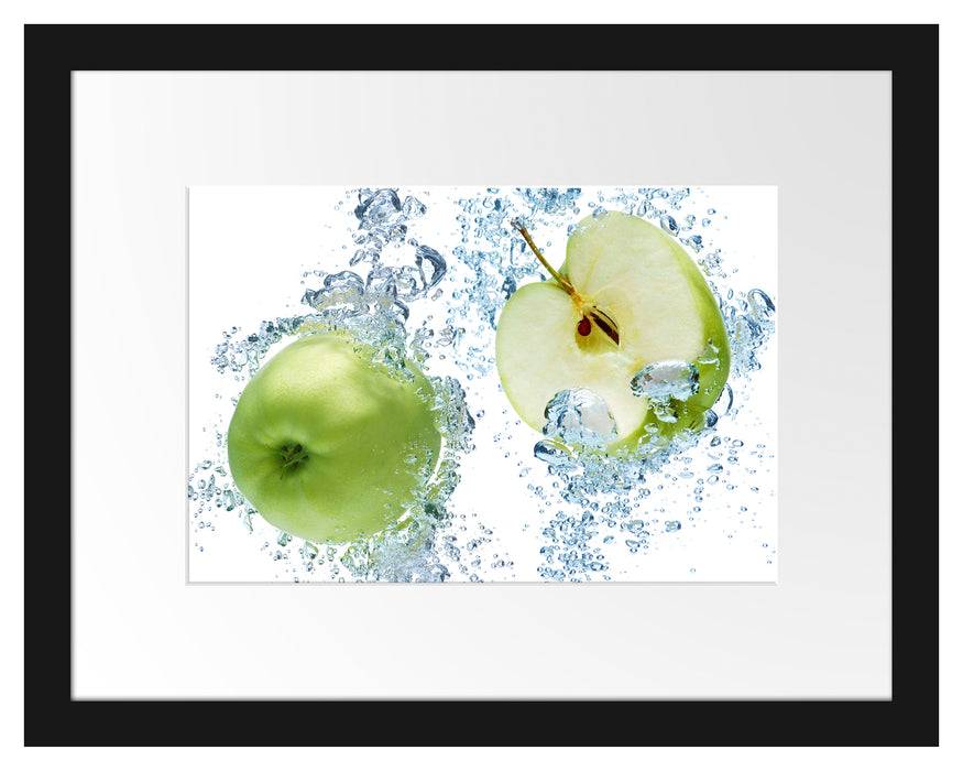 Pixxprint Frische Apfelscheiben im Wasser, im Galerie-Passepartout Bilderrahmen Begrenzt auf 3 Tage