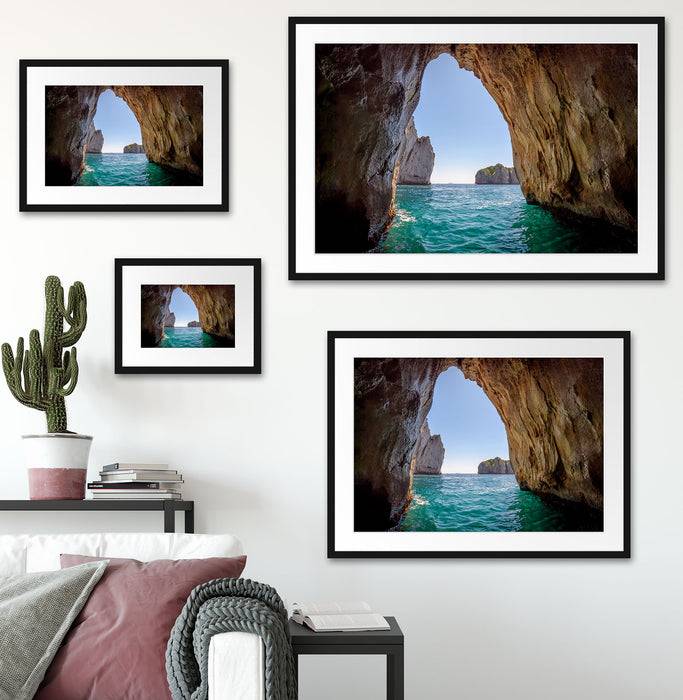 Pixxprint Felstor im Meer, im Galerie-Passepartout Bilderrahmen zollfrei