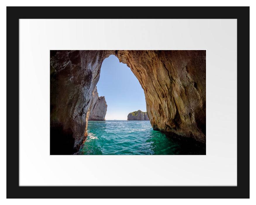 Pixxprint Felstor im Meer, im Galerie-Passepartout Bilderrahmen zollfrei