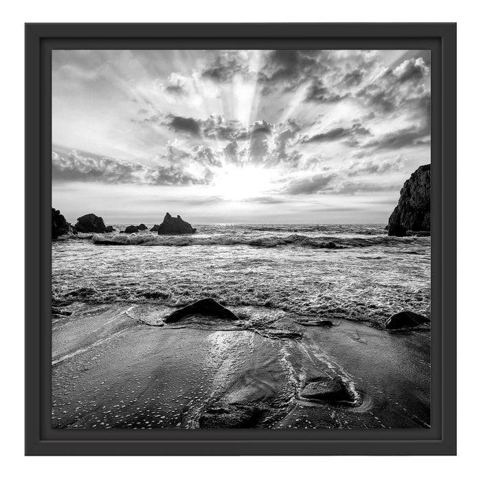 Pixxprint Sandstrand mit Felsen im Sonnenuntergang, Monochrome, im Schwebe-Effekt Bilderrahmen Vatertagsangebot