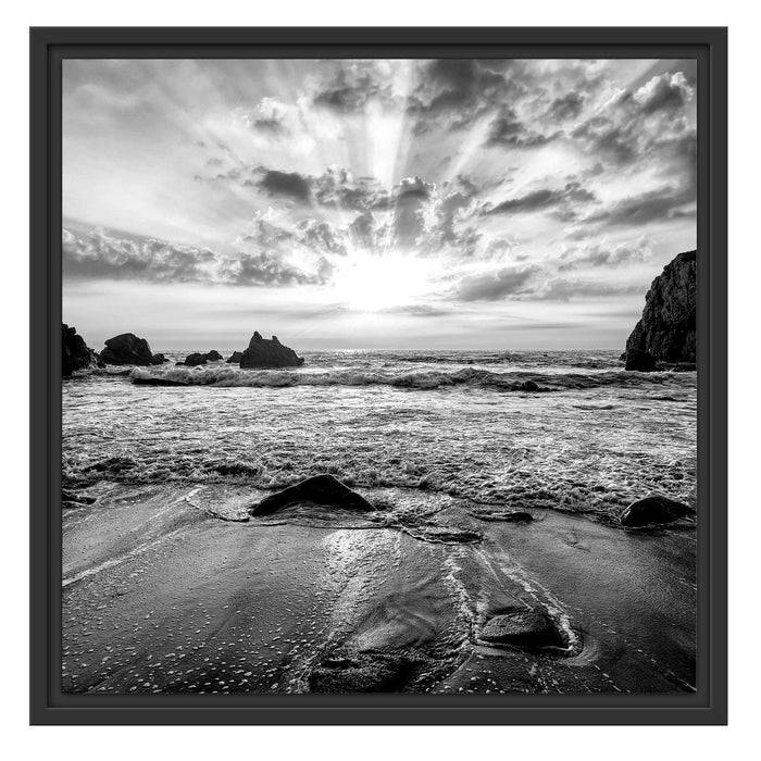 Pixxprint Sandstrand mit Felsen im Sonnenuntergang, Monochrome, im Schwebe-Effekt Bilderrahmen Vatertagsangebot