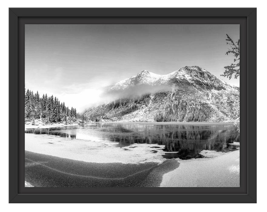 Pixxprint Winterlandschaft mit gefrorenem Bergsee, Monochrome, im Schwebe-Effekt Bilderrahmen