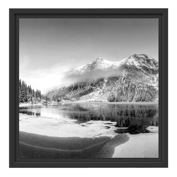 Pixxprint Winterlandschaft mit gefrorenem Bergsee, Monochrome, im Schwebe-Effekt Bilderrahmen Top Angebot