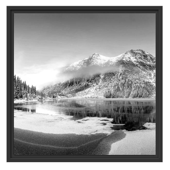 Pixxprint Winterlandschaft mit gefrorenem Bergsee, Monochrome, im Schwebe-Effekt Bilderrahmen Top Angebot