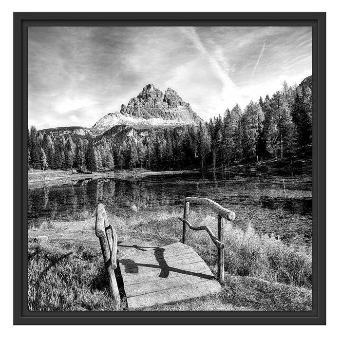 Pixxprint Holzbrücke an Dolomiten See im Herbst, Monochrome, im Schwebe-Effekt Bilderrahmen Bestseller