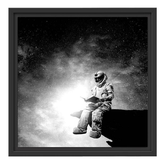 Pixxprint Lesender Astronaut auf Vorsprung vor Galaxie, Monochrome, im Schwebe-Effekt Bilderrahmen Tägliche Deals