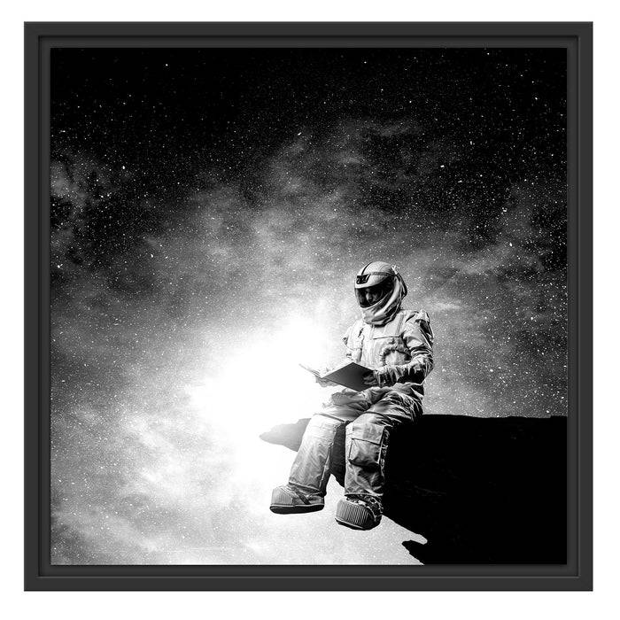 Pixxprint Lesender Astronaut auf Vorsprung vor Galaxie, Monochrome, im Schwebe-Effekt Bilderrahmen Tägliche Deals