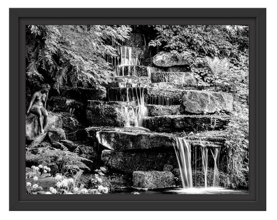 Pixxprint Kleiner Wasserfall über Steinplatten, Monochrome, im Schwebe-Effekt Bilderrahmen Vierteljährliche Förderung