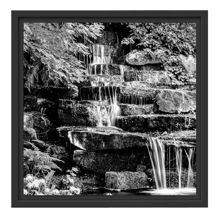 Pixxprint Kleiner Wasserfall über Steinplatten, Monochrome, im Schwebe-Effekt Bilderrahmen Vierteljährliche Förderung