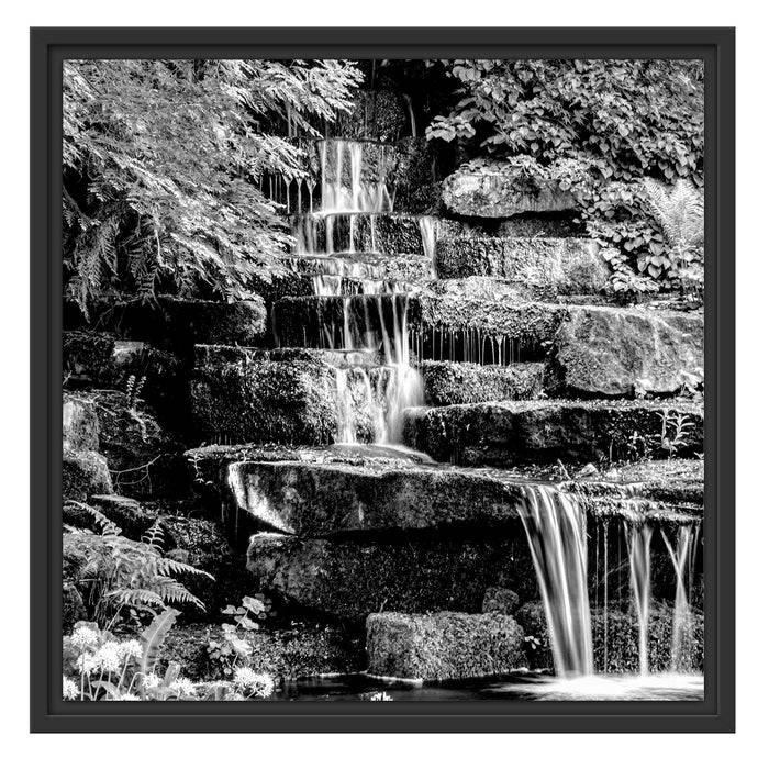 Pixxprint Kleiner Wasserfall über Steinplatten, Monochrome, im Schwebe-Effekt Bilderrahmen Vierteljährliche Förderung