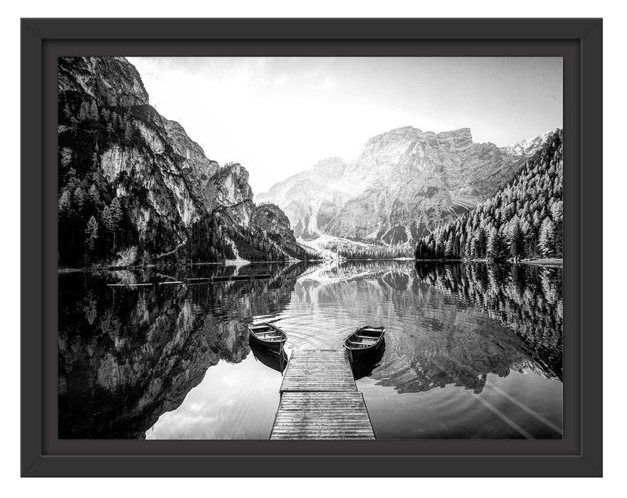 Pixxprint Boote am Steg des Pragser Wildsee, Monochrome, im Schwebe-Effekt Bilderrahmen Discount Store für neue Produkte