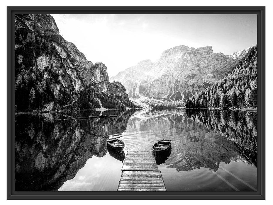 Pixxprint Boote am Steg des Pragser Wildsee, Monochrome, im Schwebe-Effekt Bilderrahmen Discount Store für neue Produkte