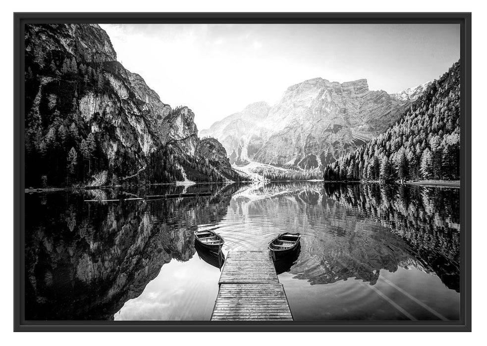 Pixxprint Boote am Steg des Pragser Wildsee, Monochrome, im Schwebe-Effekt Bilderrahmen Discount Store für neue Produkte