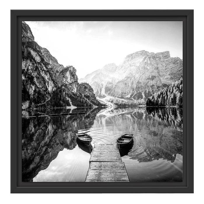 Pixxprint Boote am Steg des Pragser Wildsee, Monochrome, im Schwebe-Effekt Bilderrahmen Discount Store für neue Produkte