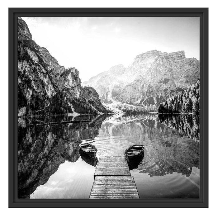 Pixxprint Boote am Steg des Pragser Wildsee, Monochrome, im Schwebe-Effekt Bilderrahmen Discount Store für neue Produkte
