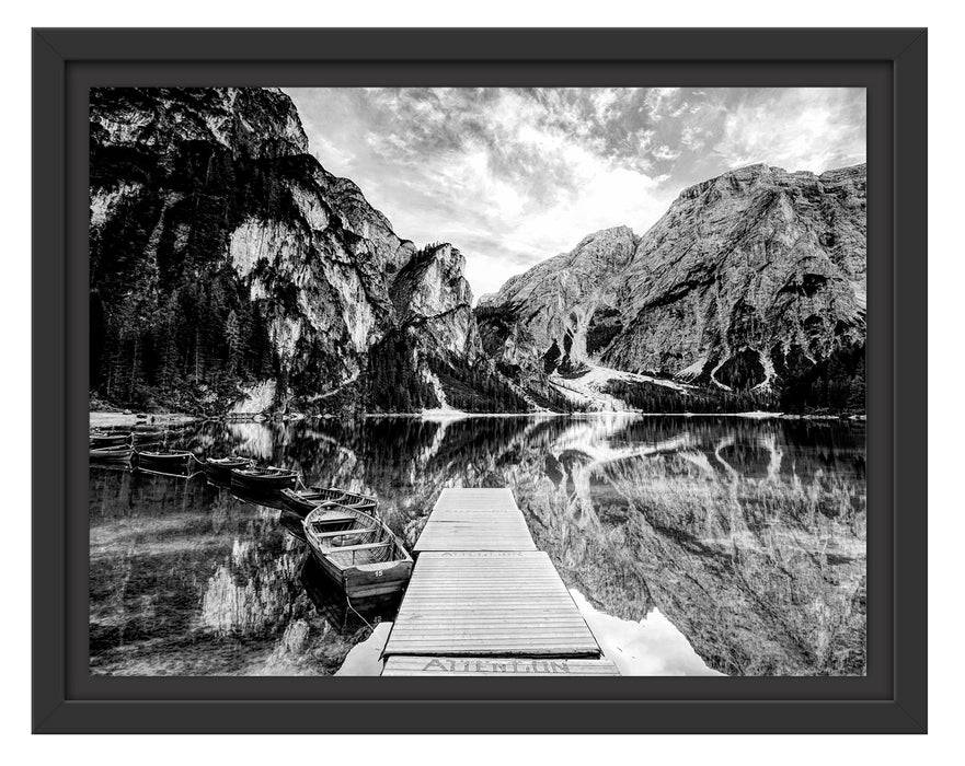 Pixxprint Bootsreihe am Steg des Pragser Wildsee, Monochrome, im Schwebe-Effekt Bilderrahmen Nur noch ein Tag übrig