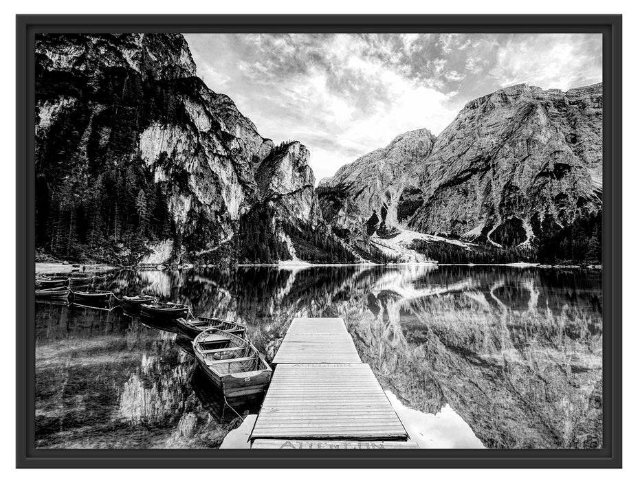 Pixxprint Bootsreihe am Steg des Pragser Wildsee, Monochrome, im Schwebe-Effekt Bilderrahmen Nur noch ein Tag übrig