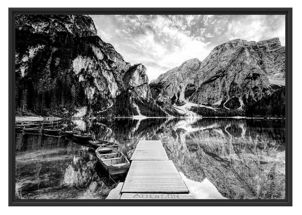Pixxprint Bootsreihe am Steg des Pragser Wildsee, Monochrome, im Schwebe-Effekt Bilderrahmen Nur noch ein Tag übrig